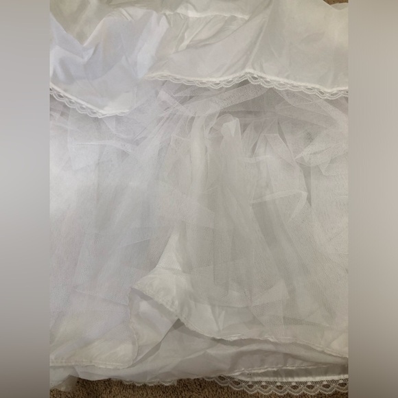 David’s Bridal Spaghetti Strap Layered Wedding Dress with Crinoline Underskirt - Picture 16 of 16